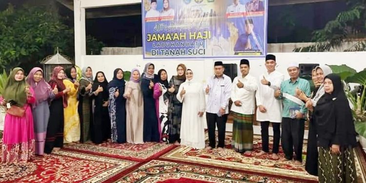 Wakil Bupati Labuhanbatu Hj Ellya Rosa Siregar saat berfoto bersama seusai acara.