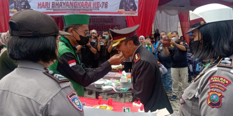 (Rey Simorangkir/TASLABNEWS) Formateur Ketua HMI cabang Sibolga- Tapteng Anggiat Marito menyuapkan kue ulang tahun ke Kapolres Sibolga.