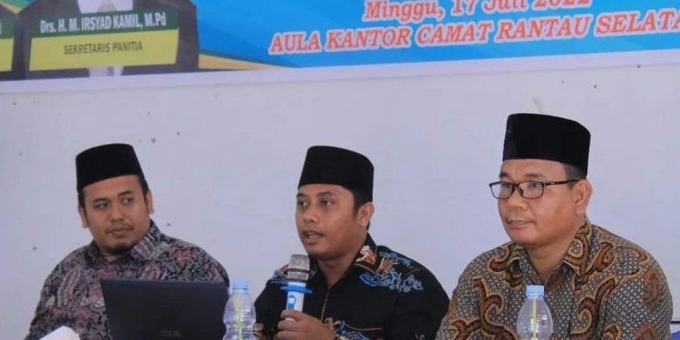 Plt Kadis Kominfo Labuhanbatu Ahmad Fadly Rangkuti (tengah). 