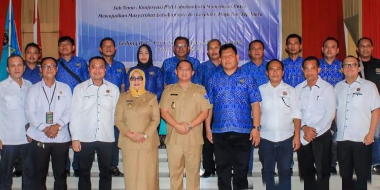 Bupati Labuhanbatu H Erik Adtrada Ritonga bersama pengurus PWI Sumut dan Labuhanbatu.