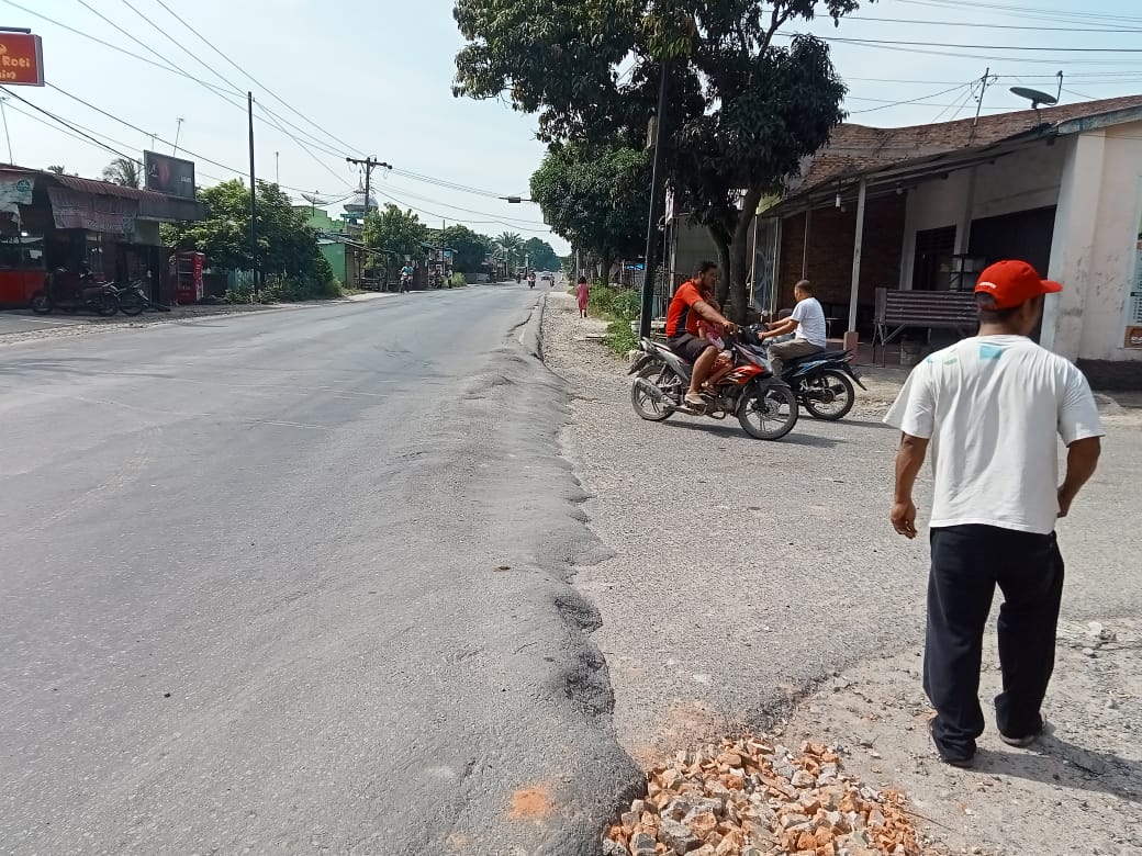 Warga Berharap Jalan di Simpang Masuk Sei Beluru Menuju Meranti Diperbaiki