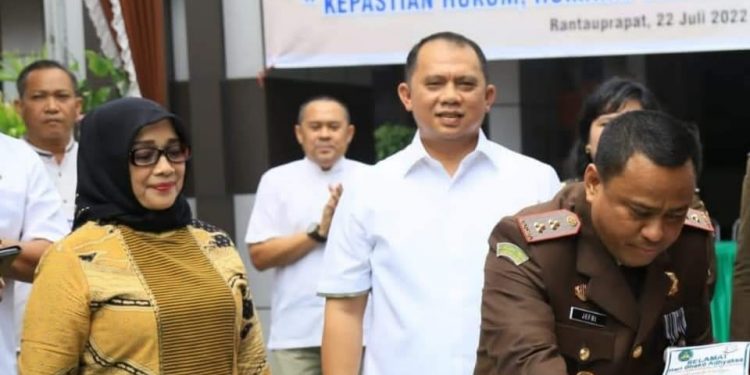 Bupati Labuhanbatu H Erik Adtrada Ritonga saat (tengah).