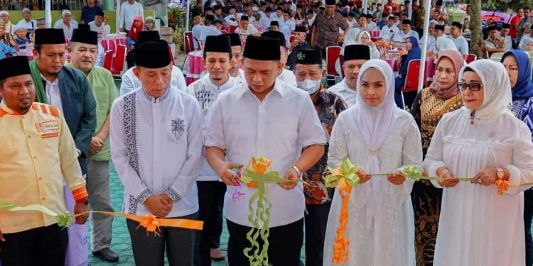 Bupati Labuhanbatu H Erik Adtrada Ritonga saat meresmikan rumah Tahfidz Qur'an Yayasan Elpi Al Azis di Desa Janji, Kecamatan Bilah Barat.