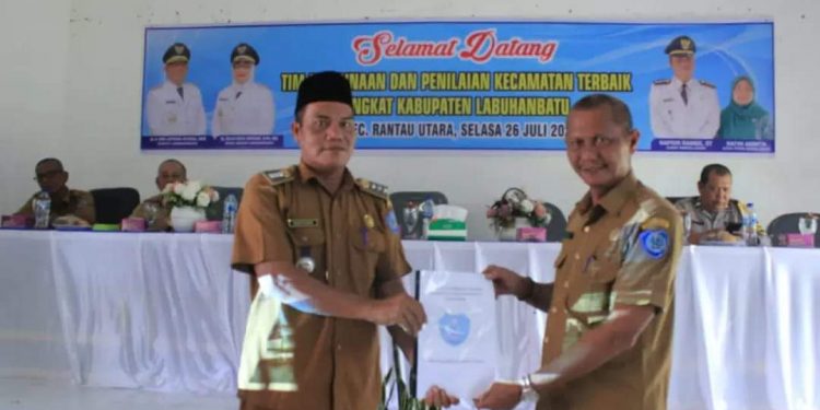 Asisten I Pemerintahan Dan Kesra Labuhanbatu Sarimpunan Ritonga (kanan), Kepala Kantor Kecamatan Rantau Utara M. Nasir Rambe (kiri). 