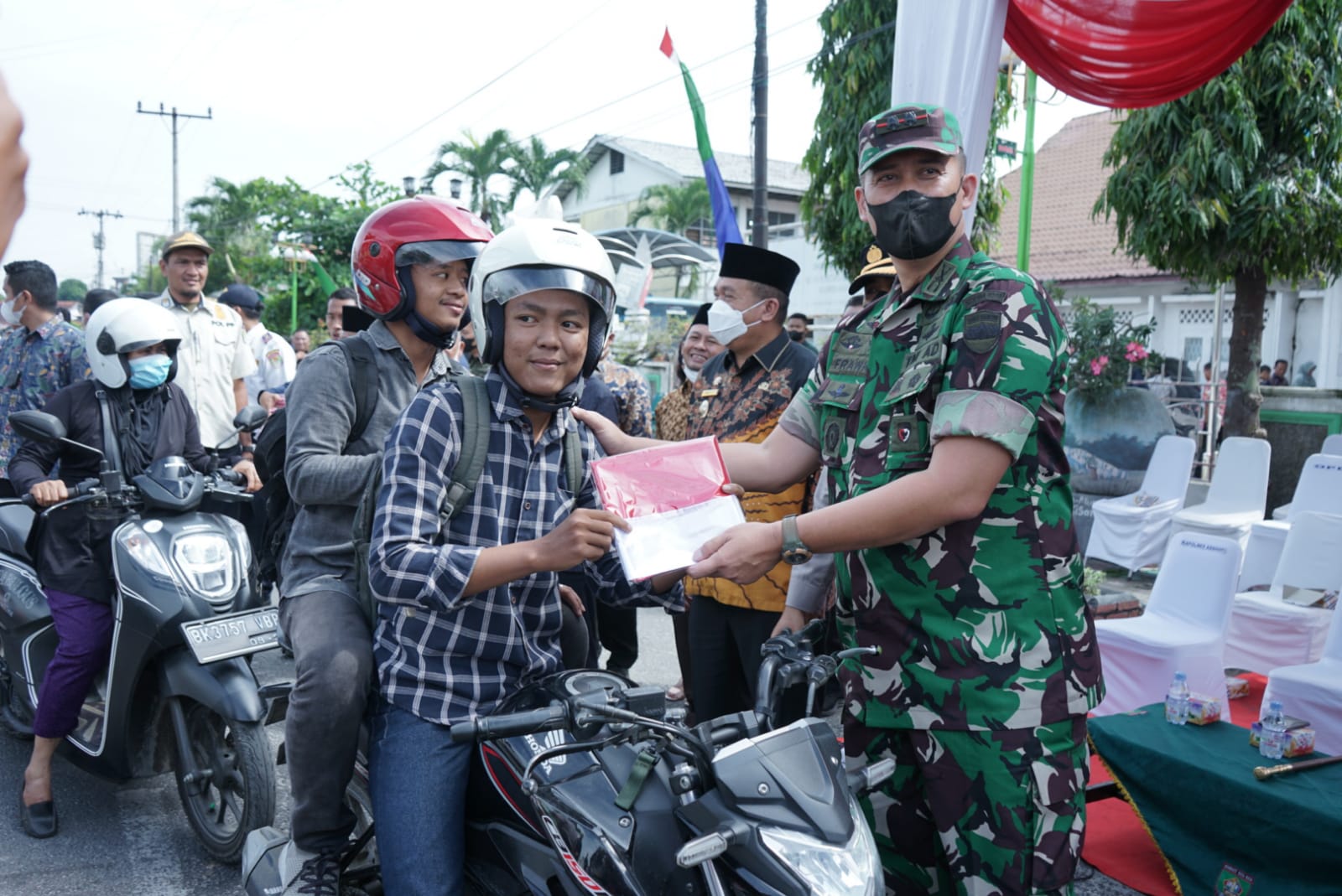 Pembagian Bendera Merah Putih kepada warga