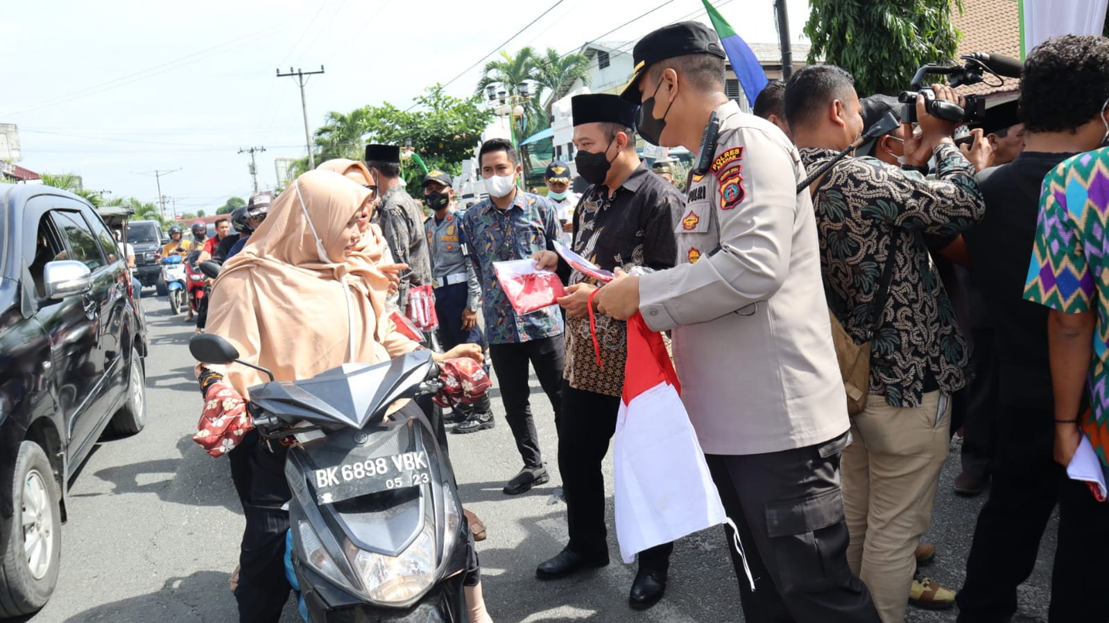 Kapolres Asahan Bersama Forkopimda Bagikan Bendera Merah Putih ke Masyarakat