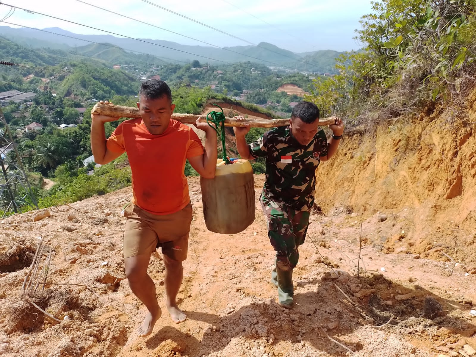 Lokasi Jalan Baru Terjal dan Licin, Satgas TMMD Ke-114 Kodim 0211/TT Terpaksa Pikul BBM