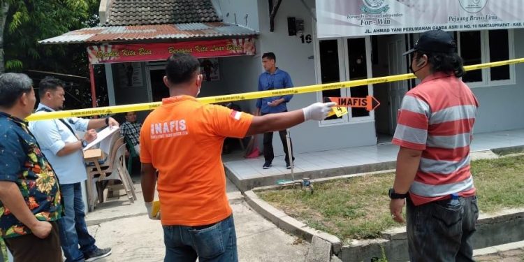 Petugas SatReskrim Polres Labuhanbatu saat menggelegar praRekontruksi. 