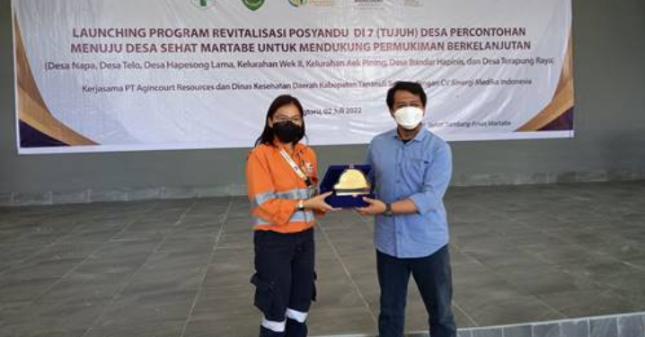 Senior Manager Community PT Agincourt Resources Christine Pepah menyerahkan plakat penghargaan kepada Direktur CV Sinergi Medika Indonesia Dani Ferdian saat peluncuran Program Revitalisasi Posyandu di Batangtoru. 