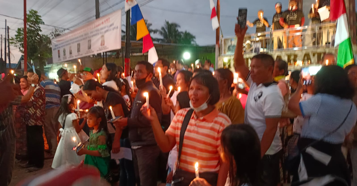 Aksi 1.000 lilin yang digelar masyarakat Tapteng di Tugu Hutabarat, Sibuluan. 