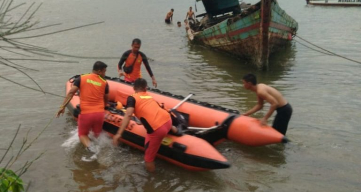 Tim Basarnas melakukan pencarian terhadap korban 