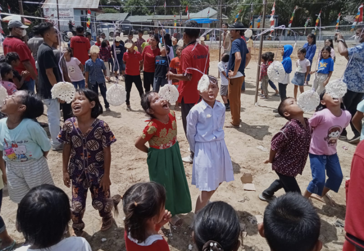 Anak-anak sekitar wilayah lingkar perusahaan antusias mengiikuti lomba makan kerupuk.