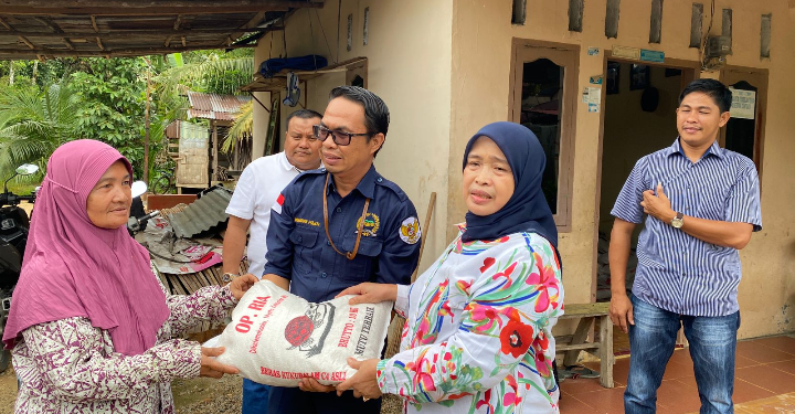 Delmeria Salurkan Bantuan Beras, Warga Ucapkan Terima Kasih