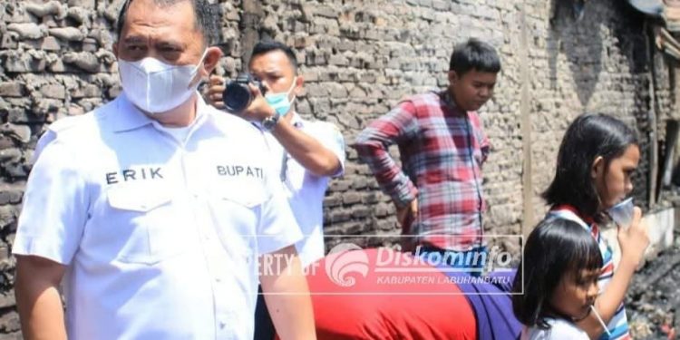 Tinjau Lokasi Kebakaran, Bupati Berjanji Bangunkan Rumah Teduh