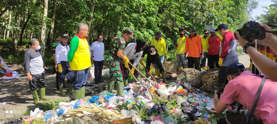 Bupati Asahan dan Wakapolres Ikut Meembersihkan Sampah Seberat 13 Ton dari Selokan 