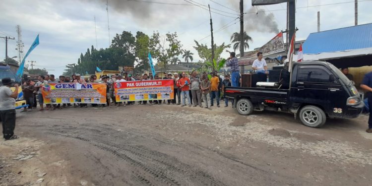 Warga saat melakukan unjukrasa turun ke jalan. 