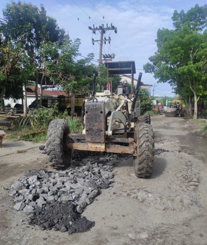 Manajemen PTPN III Kebun Karya Ambalutu dan Huta Padang Asahan Sosialisasikan Perbaikan Jalan Rusak