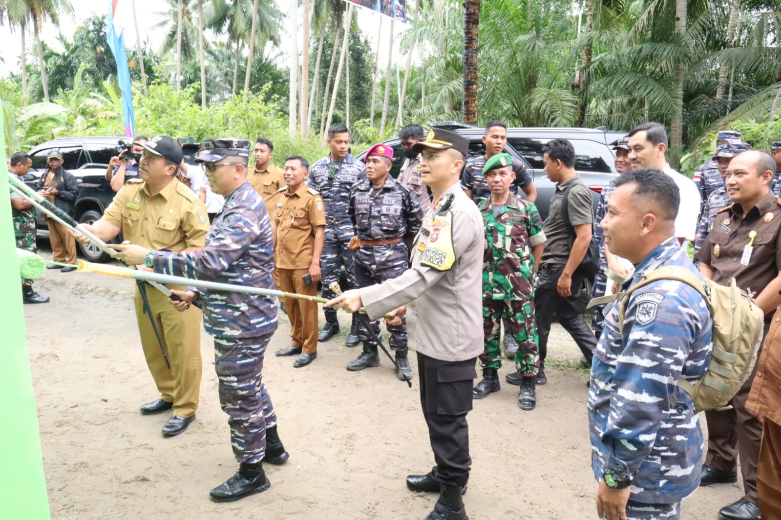 Hadiri Karya Bakti dan Bansos Lanal TBA, Kapolres Asahan dan Wabup Ziarah ke Makam Syeh Silau Laut 