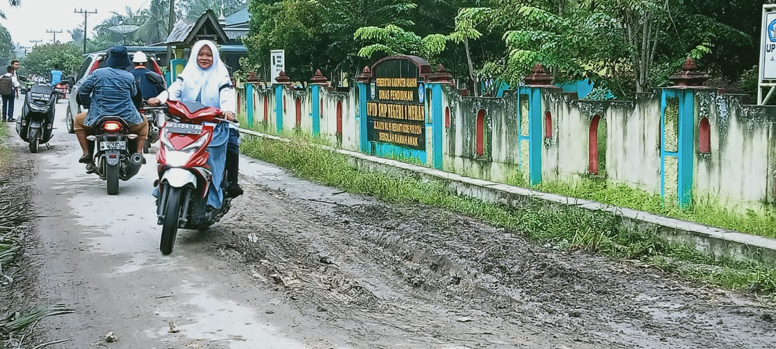 Warga Desa Meranti Tuding Truk Pengakut Material Penyebab Rusaknya Jalan