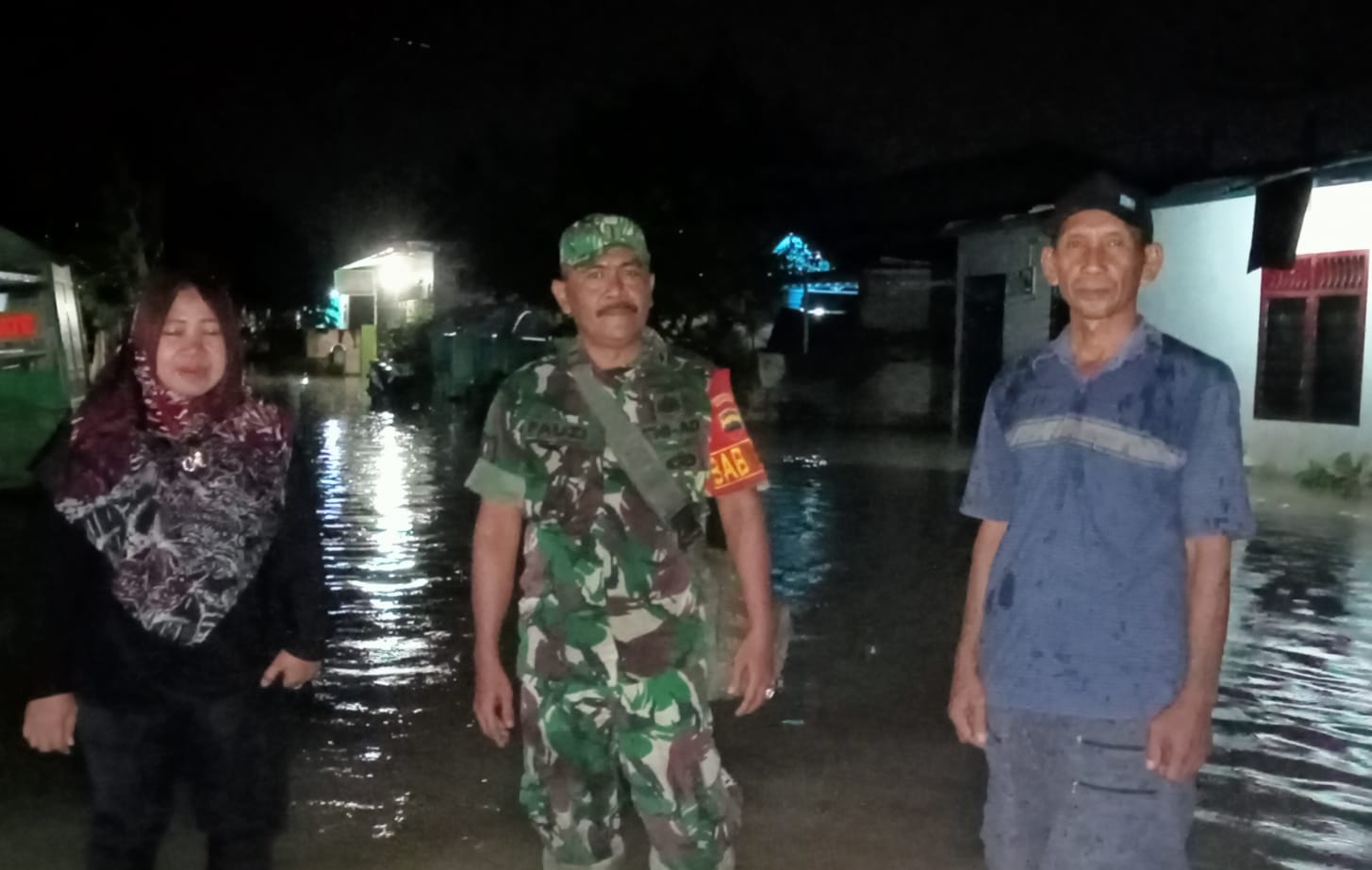 Lurah Sidomukti Bersama Babinsa Pantau Warga yang Kebanjiran