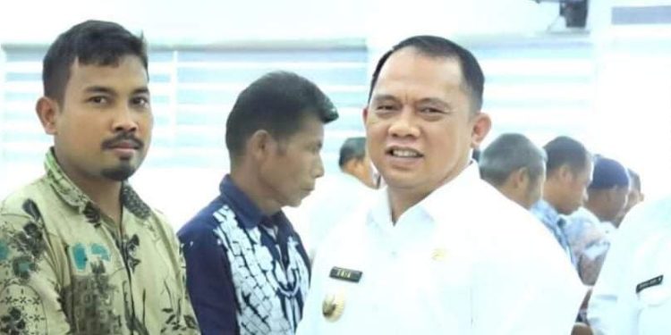 Bupati Labuhanbatu H Erik Adtrada Ritonga saat memberikan bantuan secara simbolis kepada warga korban bencana angin puting beliung. 