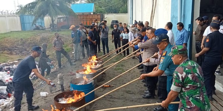 482.176 Barang Rokok Ilegal 122 Botol dan Balpress Dimusnahkan