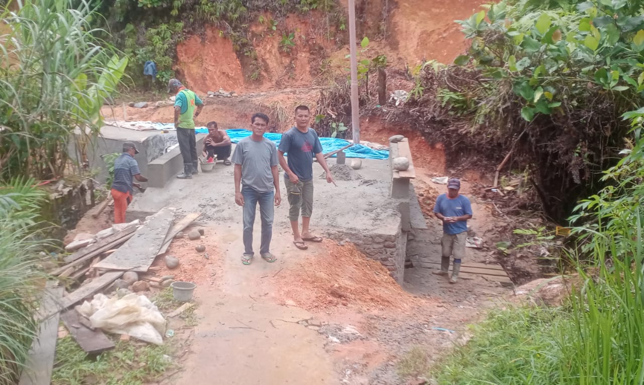 Diduga Asal Jadi, Warga Minta Proyek Jembatan di Aek Parombunan Dibongkar dan Dibangun Ulang