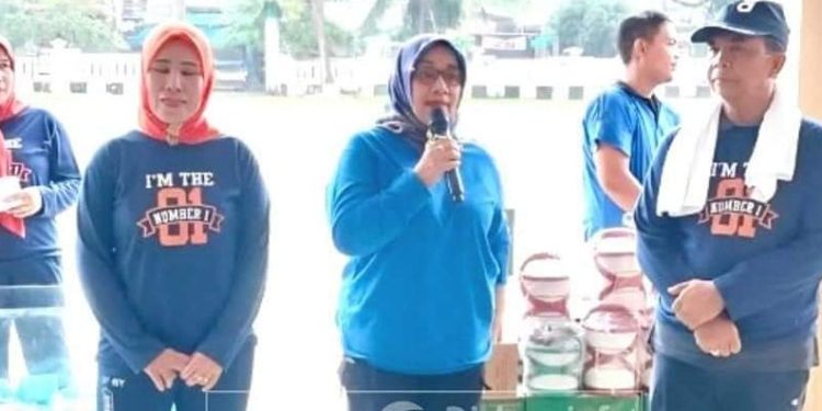 Wakil Bupati Labuhanbatu Hj Ellya Rosa Siregar saat menghadiri acara senam bersama.