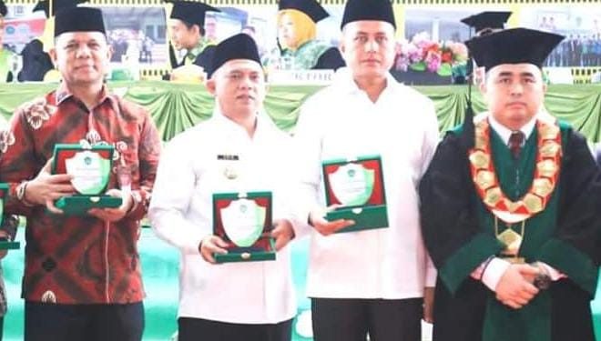 Bupati Labuhanbatu H Erik Adtrada Ritonga berfoto bersama dengan Wakil Gubernur Sumatera Utara Musa Rajekshah, Wakil Bupati Labuhanbatu dan Rektor Univa Labuhanbatu Basyarul Ulya. 