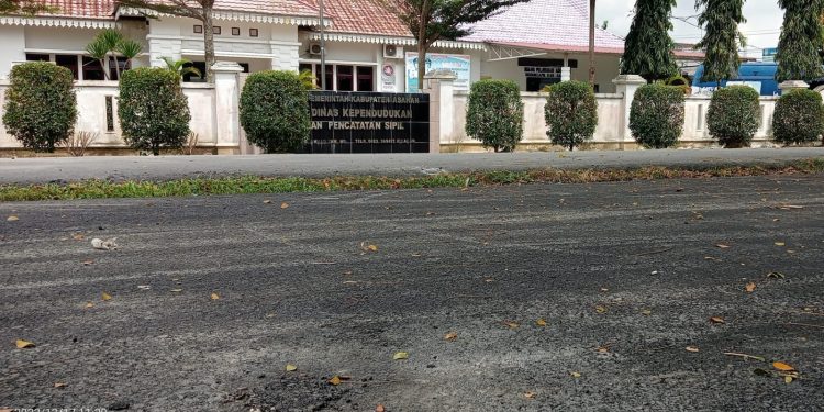 Pengaspalan Jalan di Depan Disdukcapil Asahan Dipertanyakan Warga