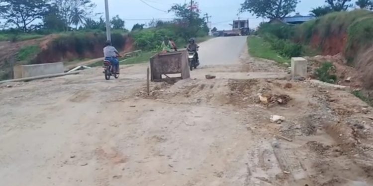 Jalan bekas pembangunan proyek duiker di Aek Paing Rantauprapat.