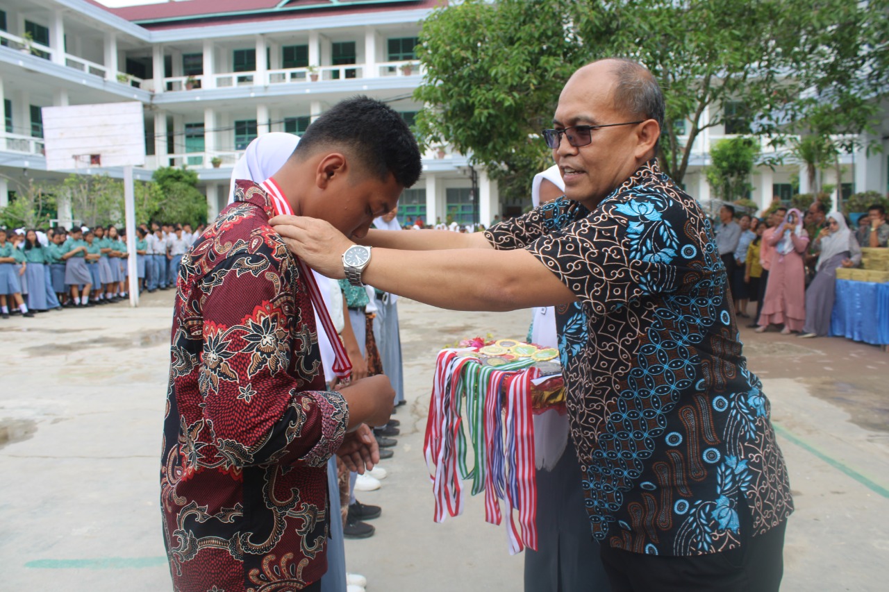 Kepala SMAN 1 Sibolga, Muhammad Ali,SPd,MM, memberikan penghargaan kepada para siswa berprestasi.