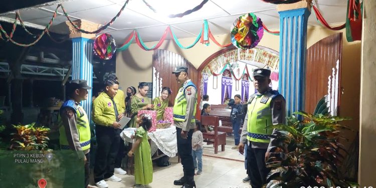 Personil Pos Pam II Bandar Pasir Mandoge Amankan Perayaan Natal,