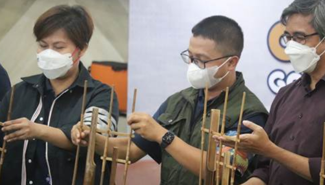 Wakil Presiden Direktur PTAR Ruli Tanio didampingi Senior Manager Corporate Communication, Katarina Siburian Hardono, membunyikan angklung, tanda dibukanya OlympiAR 2022 yang menargetkan mahasiswa tingkat nasional. 