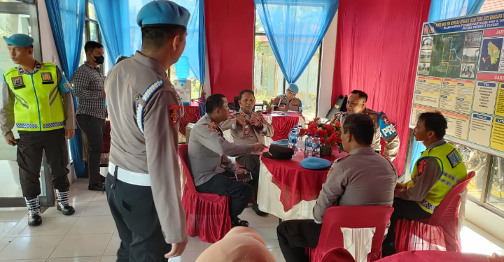 . (Zatam/Taslab News)  Tim Supervisi Div Propam Mabes Polri saat mengunjungi Pos Terpadu Bandara FL Tobing. 