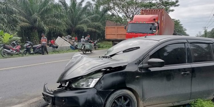 Mobil Lavina kontra Cooltdiesel sijalinsum Simpang Tunggul Asahan.
foto: sofyan butar butar