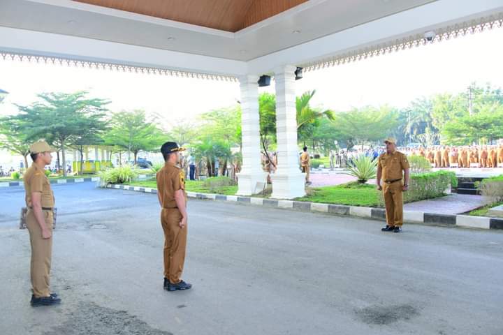 (Richard Silaban/TASLABNEWS)Wakil Bupati Kabupaten Labuhanbatu Utara, H. Samsul Tanjung memimpin apel gabungan ASN/non ASN, Senin (9/1/2023). 