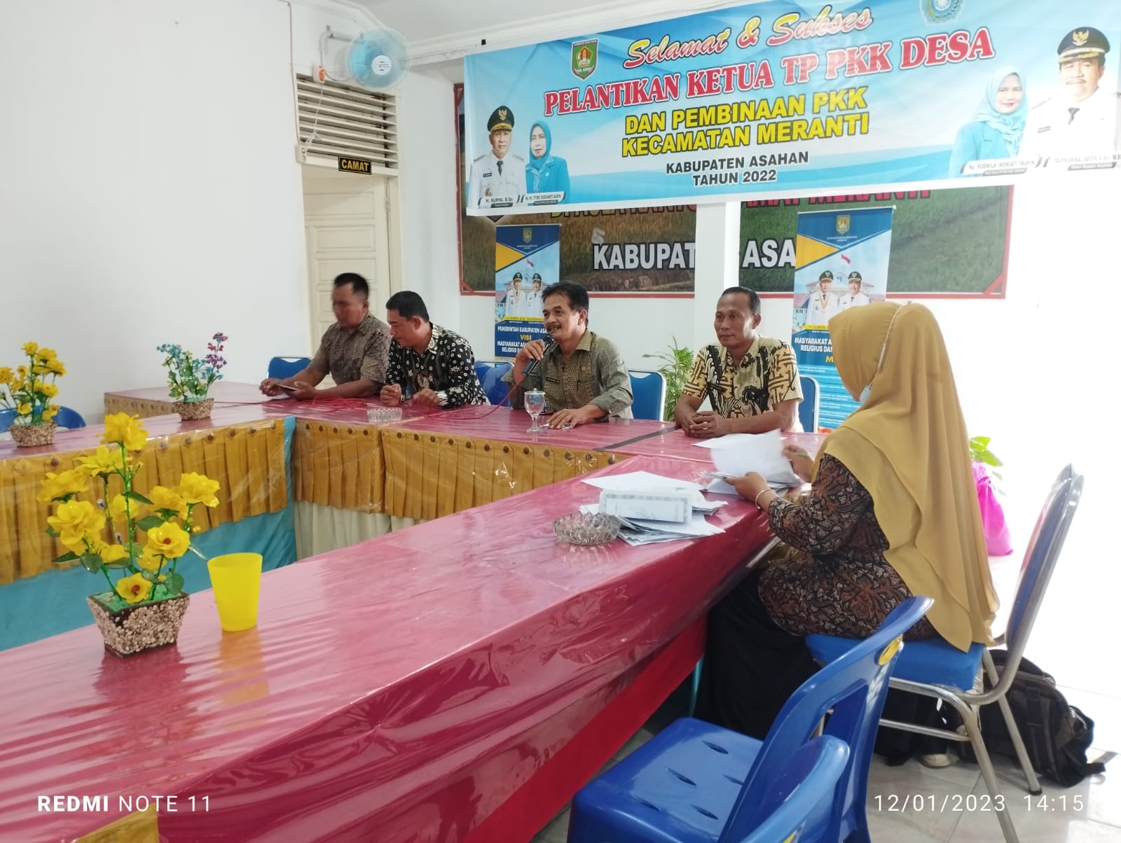 Camat Meranti Asahan Serahkan Paket Sembako dari Dinsos Sumut