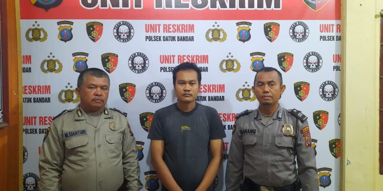 Tersangka saat di kantor polisi