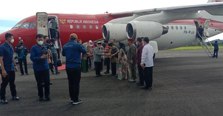 (Taslab News/Dzulfadli Tambunan)  Wapres Ma'ruf Amin beserta rombongan disambut Kapolda Sumut dan Pangdam I/BB di Bandara FL. Tobing Pinangsori. 