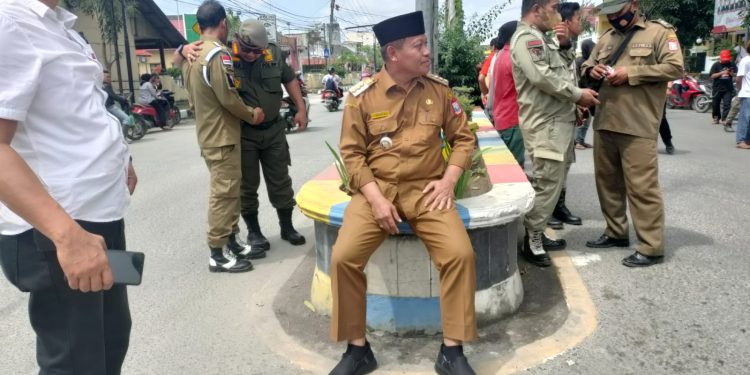 Ikut Aksi Dukung Pemberantasan Narkoba, Wali Kota Tanjungbalai Duduk di Pembatas Jalan