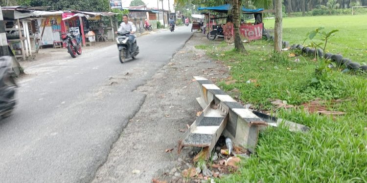 Sudah 2 Minggu Portal yang Rusak Ditabrak Dump Truck Tak Diperbaiki