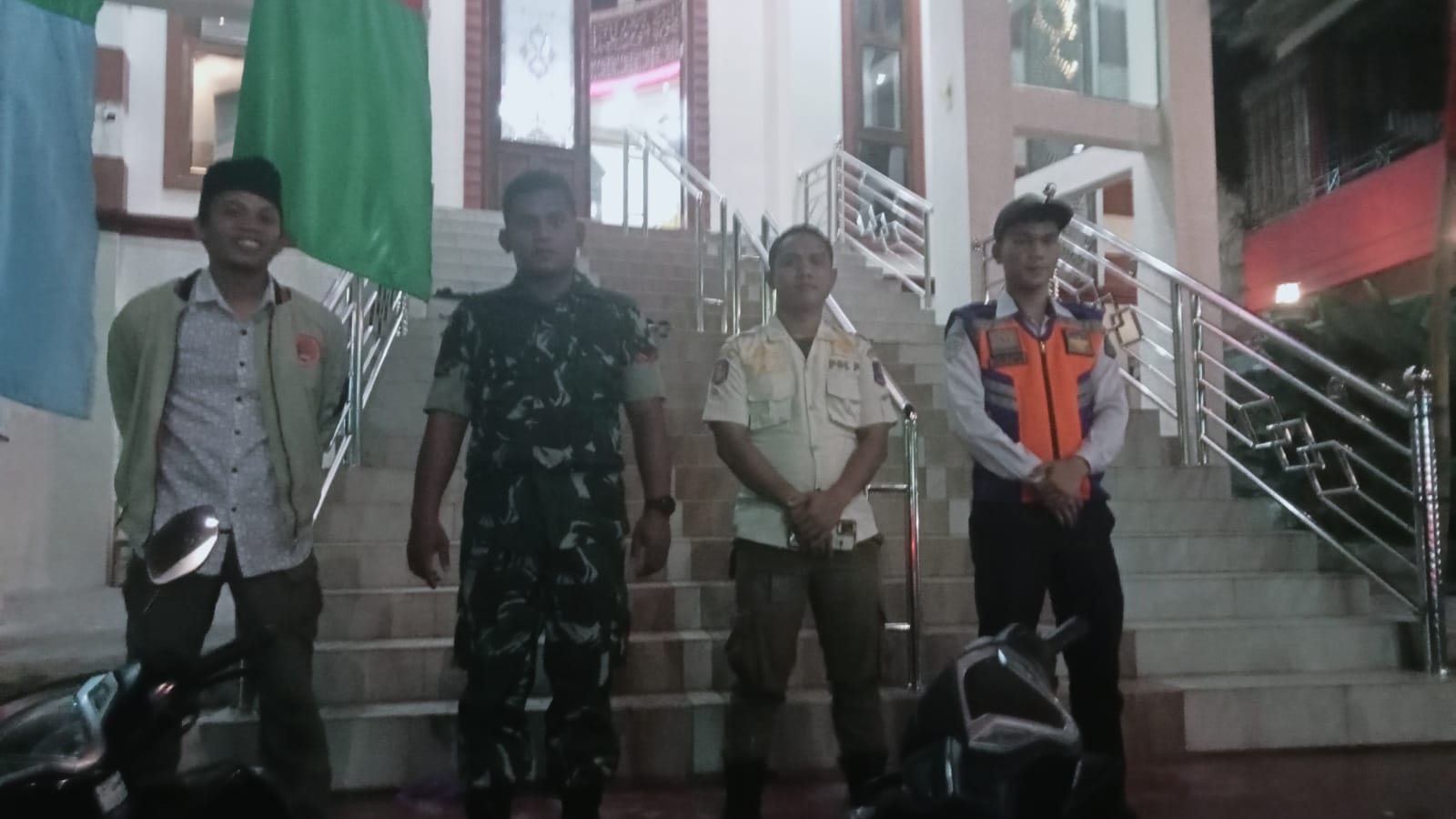 (Rey Simorangkir/TASLABNEWS)Babinsa Koramil 06/Kota, Kopda Sapran Pasaribu bersama Tim Gabungan melaksanakan Pengamanan di Mesjid Agung Kota Sibolga. 