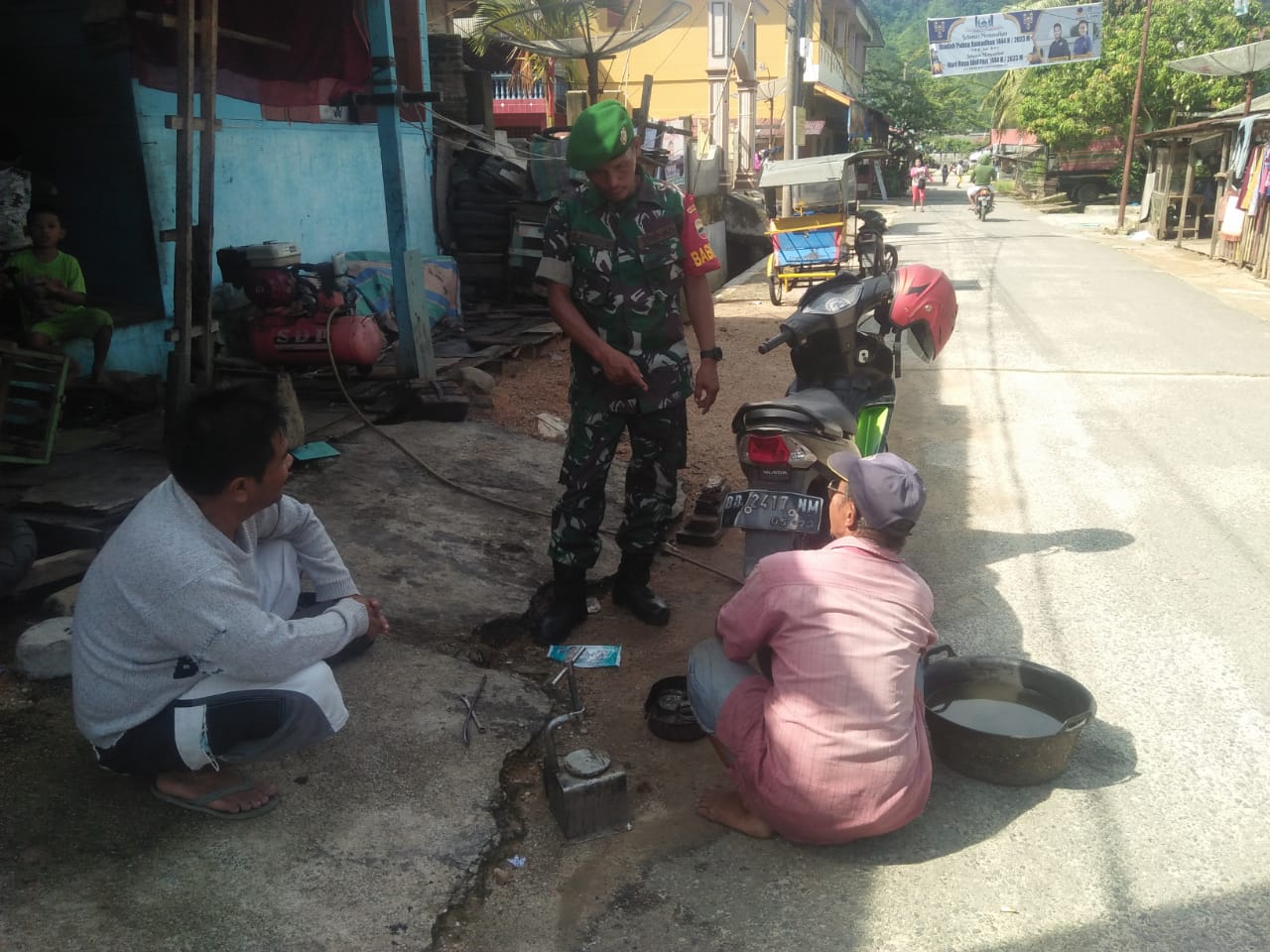 (Rey Simorangkir/TASLABNEWS)Babinsa Koramil 06/Kota, Serda Domu Panjaitan melaksanakan Komunikasi Sosial dengan warga binaannya di Kelurahan Angin Nauli, Kota Sibolga.