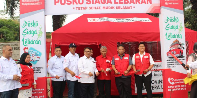 Sekretaris PMI Sumut Drs. Edi Siswanto M.Si didampingi Ketua PMI Labuhanbatu Muhammad Rusli SH, MS, Ketua PMI Labura Drs. Syofyan Yusma M.Si, Ketua PMI Labusel Ferry Andhika Dalimunthe, ST beserta pengurus lainnya, ketika peresmian Posko Mudik Lebaran.