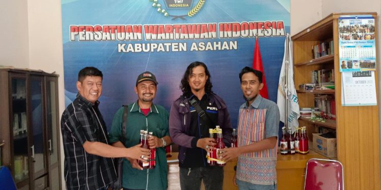 PWI Asahan Bagi Markisa  ke Wartawan