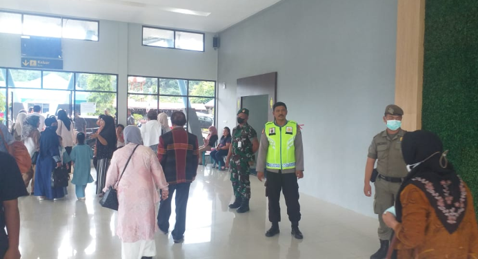 (Taslab News/Dzulfadli Tambunan)  Aktivitas penumpang di Bandara FL. Tobing Pinangsori, Minggu (30/4/2023).