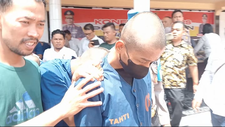 Tersangka saat di kantor polisi