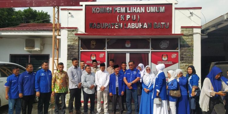 Ketua Partai PAN Labuhanbatu, Khajali Nasution usai mendaftarkan dan menyerahkan berkas Bacaleg ke KPU Labuhanbatu. 