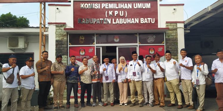 Pengurus DPC Partai Gerindra Labuhanbatu berfoto bersama seusai mendaftarkan Bacaleg di depan Kantor KPU Labuhanbatu. 